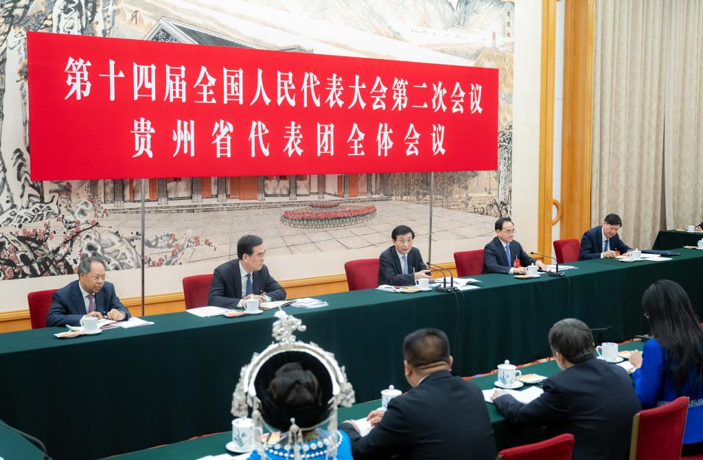 Ο Γουάνγκ Γουνίνγκ, μέλος της Μόνιμης Επιτροπής του Πολιτικού Γραφείου της Κεντρικής Επιτροπής του Κομμουνιστικού Κόμματος της Κίνας και πρόεδρος της Εθνικής Επιτροπής της Κινεζικής Λαϊκής Πολιτικής Συμβουλευτικής Διάσκεψης, ενώνεται με τους συναδέλφους εκπροσώπους από την αντιπροσωπεία της επαρχίας Γκουϊτζόου για να συζητήσουν για την έκθεση εργασίας της κυβέρνησης στη δεύτερη σύνοδο του 14ου Εθνικού Λαϊκού Συνεδρίου στο Πεκίνο, πρωτεύουσα της Κίνας, 5 Μαρτίου 2024. (Xinhua/Zhai Jianlan)