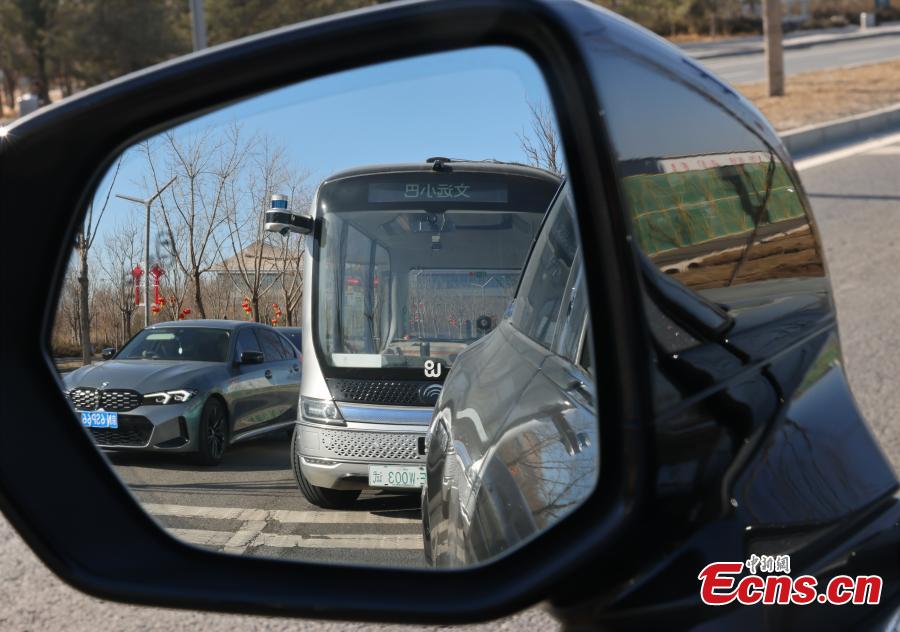 Ένα αυτόνομο λεωφορείο οδηγεί σε ένα δρόμο στην περιοχή Τονγκτζόου του Πεκίνου, στις 3 Μαρτίου 2024. (Φωτογραφία: China News Service/Yang Kejia)
