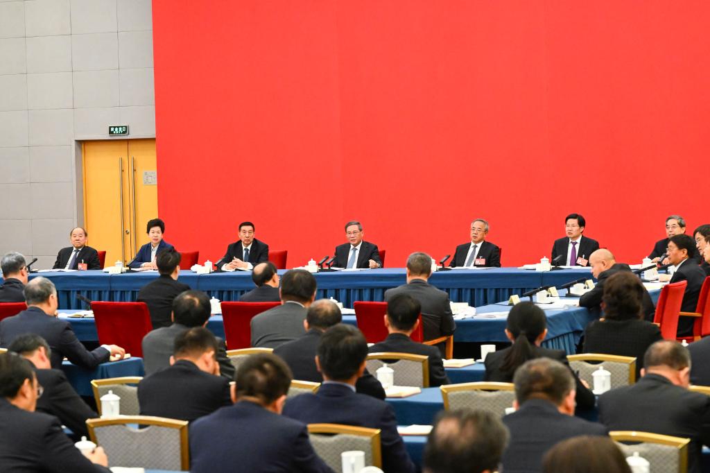 Ο Λι Τσιάνγκ, μέλος της Μόνιμης Επιτροπής του Πολιτικού Γραφείου της Κεντρικής Επιτροπής του Κομμουνιστικού Κόμματος Κίνας και πρωθυπουργός της Κίνας, παρευρίσκεται σε μια κοινή συνεδρίαση ομάδας πολιτικών συμβούλων από τους τομείς της οικονομίας και της γεωργίας στη δεύτερη σύνοδο της 14ης Εθνικής Επιτροπής της Κινεζικής Λαϊκής Πολιτικής Συμβουλευτικής Διάσκεψης στο Πεκίνο, πρωτεύουσα της Κίνας, 6 Μαρτίου 2024. (Xinhua/Rao Aimin)