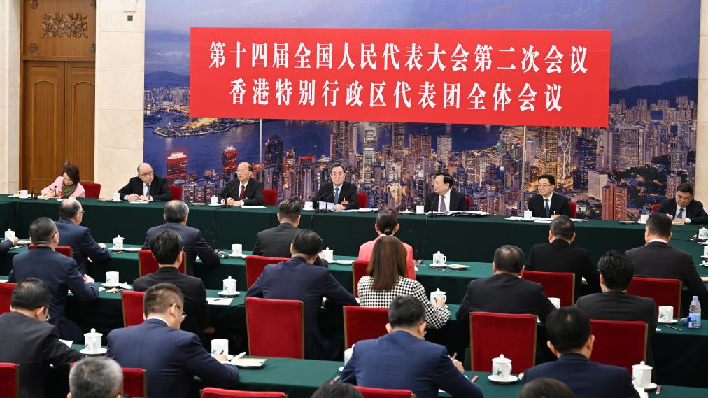 Ο Ντινγκ Σιουεσιάνγκ, μέλος της Μόνιμης Επιτροπής του Πολιτικού Γραφείου της Κεντρικής Επιτροπής του Κομμουνιστικού Κόμματος της Κίνας και αναπληρωτής πρωθυπουργός της Κίνας, συμμετέχει στη συζήτηση με εκπροσώπους από την αντιπροσωπεία της Ειδικής Διοικητικής Περιοχής του Χονγκ Κονγκ στη δεύτερη σύνοδο του 14ου Εθνικού Λαϊκού Συνεδρίου στο Πεκίνο, πρωτεύουσα της Κίνας, 7 Μαρτίου 2024. (φωτογραφία/Xinhua)