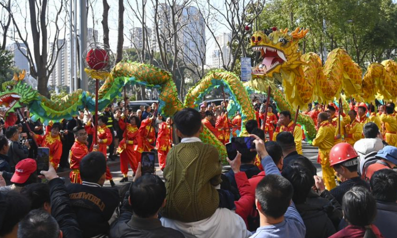 Λαϊκοί καλλιτέχνες που κρατούν δράκους από ύφασμα συμμετέχουν σε παρέλαση για τον εορτασμό της Ημέρας Λονγκταϊτόου στην Φενγκχουά, στην επαρχία Τζετζιάνγκ της ανατολικής Κίνας, 10 Μαρτίου 2024. 