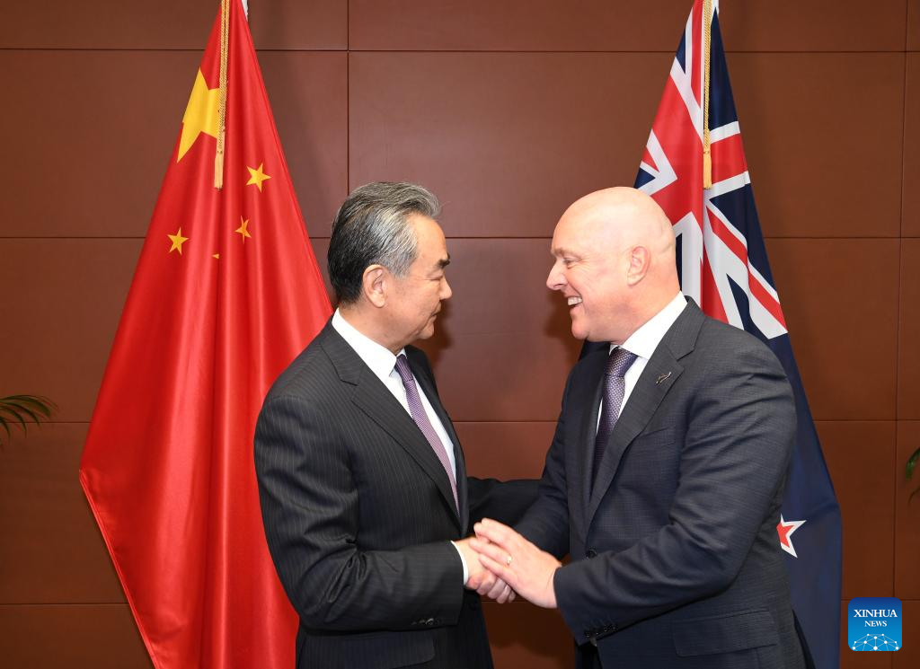 Ο πρωθυπουργός της Νέας Ζηλανδίας Κρίστοφερ Λάξον (δεξιά) συναντήθηκε με τον Κινέζο υπουργό Εξωτερικών Γουάνγκ Γι στο Γουέλινγκτον της Νέας Ζηλανδίας, 18 Μαρτίου 2024. (φωτογραφία/ Xinhua)