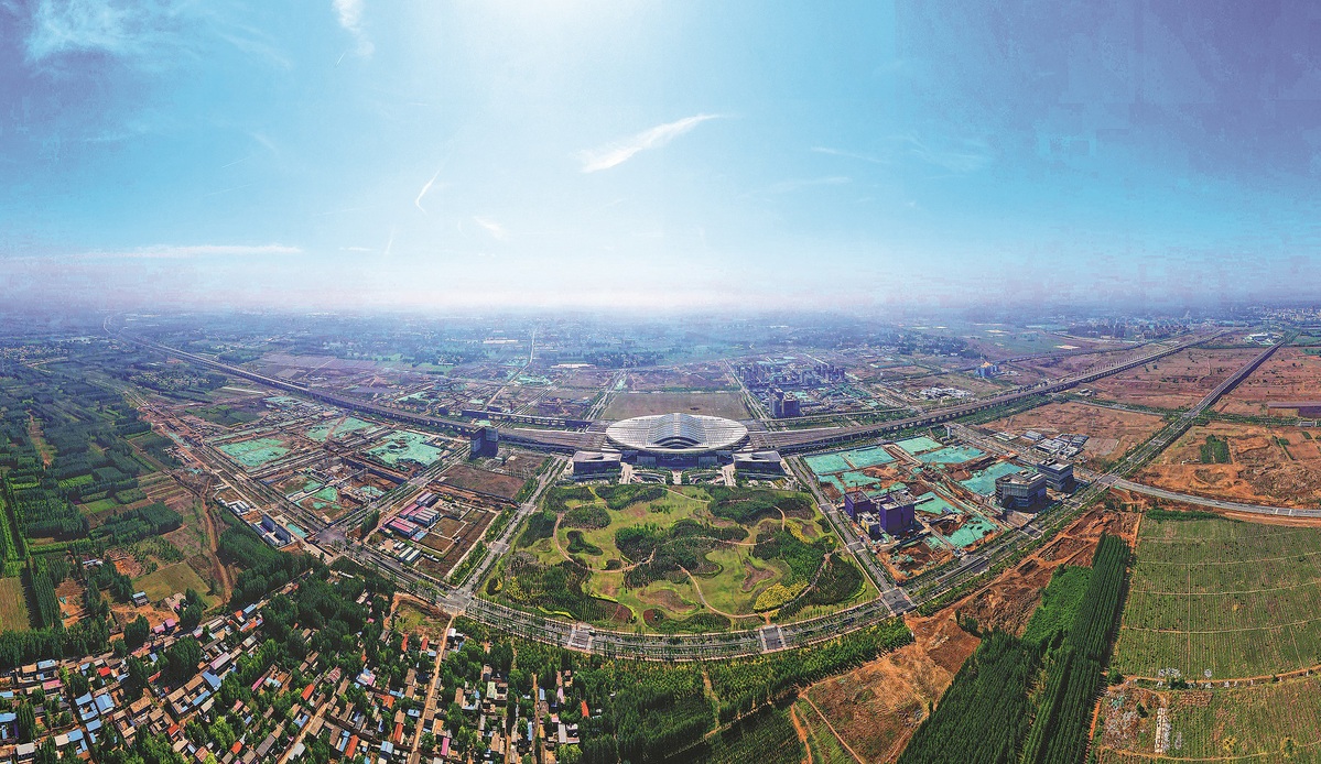 Μια πανοραμική αεροφωτογραφία δείχνει τον σιδηροδρομικό σταθμό Σιονγκ’αν, ο οποίος είναι ο μεγαλύτερος του είδους του στην Ασία, στις 13 Μαΐου. [Φωτογραφία από τον Sun Lijun/For China Daily]