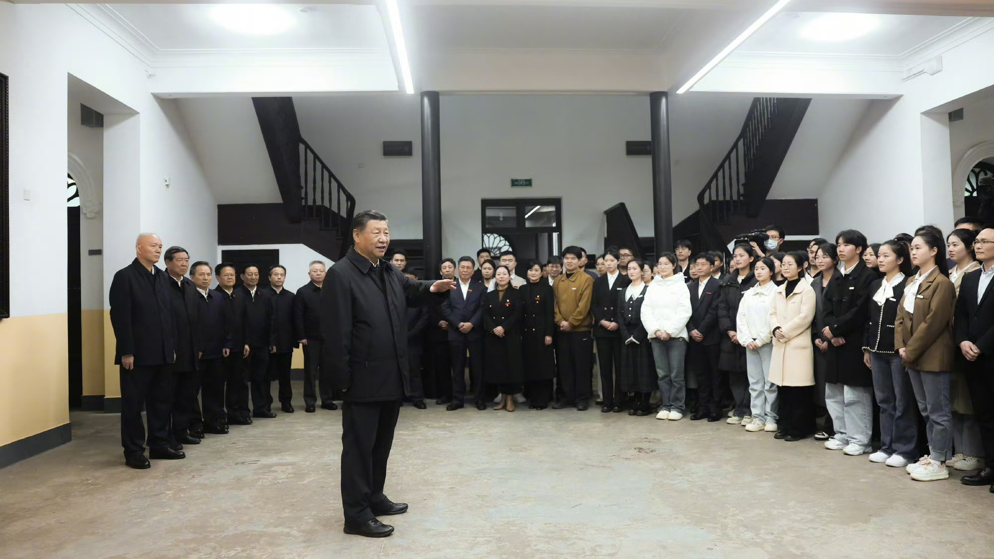 Ο Κινέζος Πρόεδρος Σι Τζινπίνγκ ενώ συνομιλεί με δασκάλους και μαθητές κατά την επίσκεψή του σε μια πανεπιστημιούπολη του Hunan First Normal University στην πόλη Τσανγκσά, στην επαρχία Χουνάν της κεντρικής Κίνας, 18 Μαρτίου 2024 . (φωτογραφία/Xinhua)