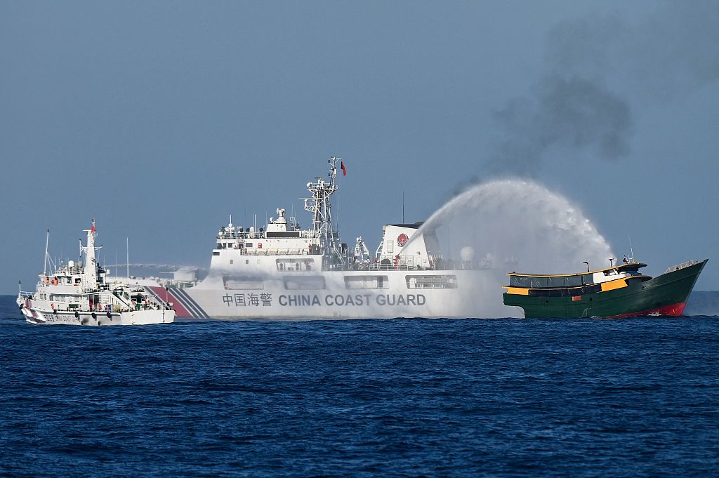 Roja detare kineze përdor top ujë për të dëbuar anijen filipinase që hyn ilegalisht në ujërat e Detit të Kinës Jugore, 23 mars 2024(Foto:VCG)