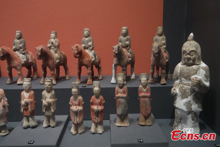Φωτογραφία που δημοσιεύθηκε στις 28 Μαρτίου 2024 δείχνει κεραμικά αγαλματίδια που ανακαλύφθηκαν στον τάφο του Αυτοκράτορα Γου της δυναστείας των Βόρειων Τζόου (557-581), στην επαρχία Σαάνσι της βορειοδυτικής Κίνας. (Φωτογραφία από την China News Service)