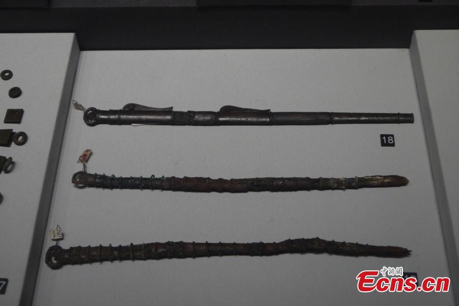 Φωτογραφία που δημοσιεύθηκε στις 28 Μαρτίου 2024 δείχνει διάφορα αντικείμενα που ανακαλύφθηκαν στον τάφο του Αυτοκράτορα Γου της δυναστείας των Βόρειων Τζόου (557-581), στην επαρχία Σαάνσι της βορειοδυτικής Κίνας. (Φωτογραφία από την China News Service)