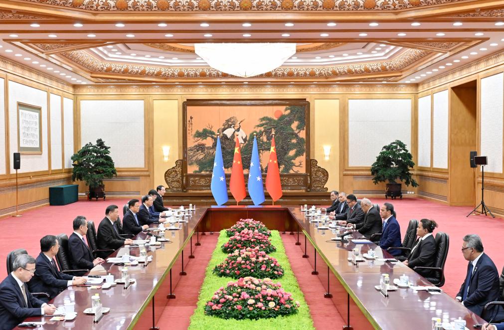 Ο Κινέζος Πρόεδρος Σι Τζινπίνγκ έχει συνομιλίες με τον Πρόεδρο των Ομόσπονδων Κρατών της Μικρονησίας Γουέσλι Σιμίνα, ο οποίος βρίσκεται σε κρατική επίσκεψη στην Κίνα, στη Μεγάλη Αίθουσα του Λαού στο Πεκίνο, πρωτεύουσα της Κίνας, 9 Απριλίου 2024. (φωτογραφία/Xinhua)