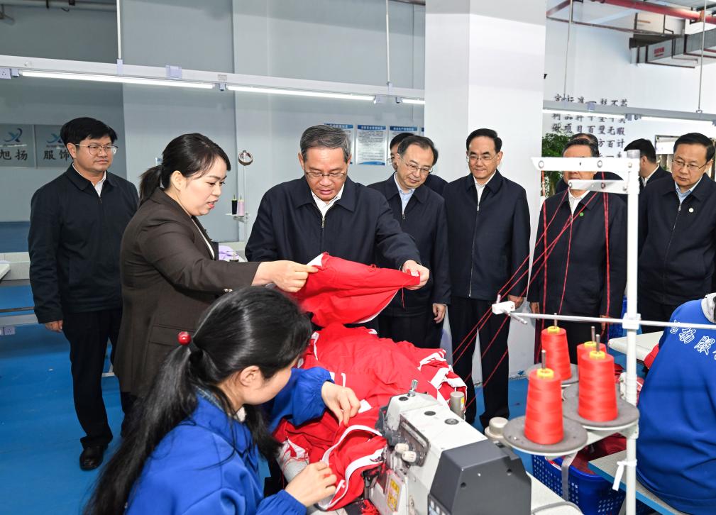 Ο Κινέζος Πρωθυπουργός Λι Τσιάνγκ, επίσης μέλος της Μόνιμης Επιτροπής του Πολιτικού Γραφείου της Κεντρικής Επιτροπής του Κομμουνιστικού Κόμματος Κίνας, επισκέπτεται ένα εργαστήριο σε μια τοπική οικιστική κοινότητα στην πόλη Καϊλί, επαρχία Γκουιτζόου της νοτιοδυτικής Κίνας, στις 24 Απριλίου 2024. (Xinhua/Rao Aimin)