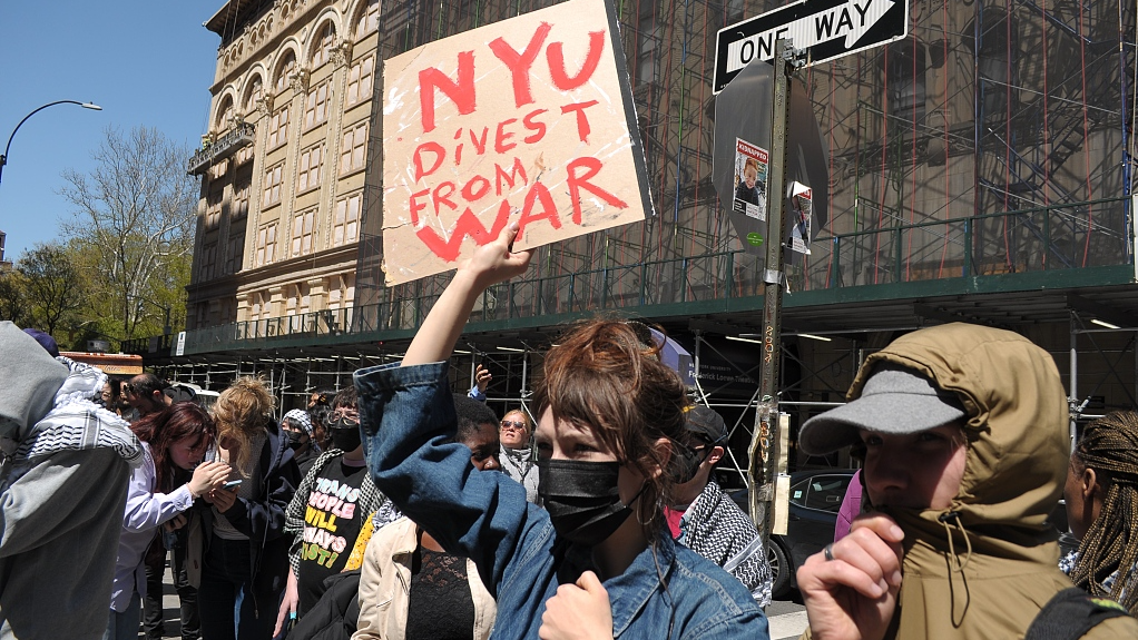 Një protestues pro-palestinez mban një pankartë gjatë një demonstrate në Universitetin e Nju Jorkut, 22 Prill 2024/CFP