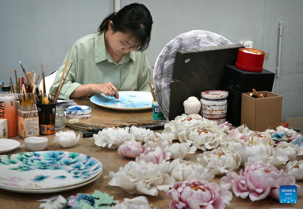 Φτιάχνοντας ένα πορσελάνινο έργο θέμα την πιόνια στο Μουσείο Πορσελάνινης Παιώνιας του Λουγιάνγκ στο Λουγιάνγκ, στην επαρχία Χενάν της κεντρικής Κίνας, 17 Απριλίου 2024. (Xinhua/Li An)