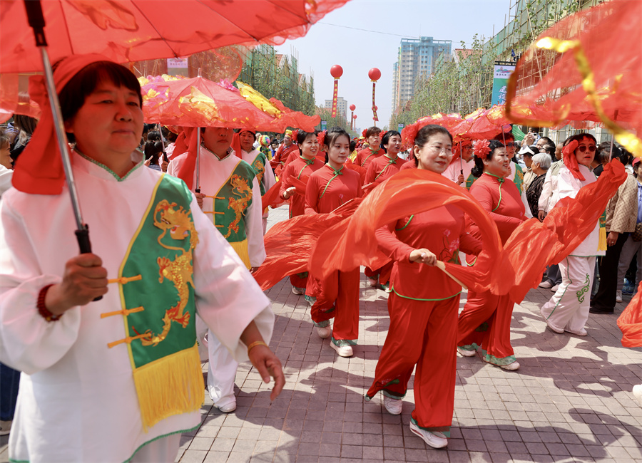 Λαϊκοί καλλιτέχνες σε παρέλαση Σεχουό, μια σειρά παραδοσιακών λαϊκών παραστάσεων, στην κομητεία Τσινγκσού, επαρχία Σανσί, 1η Μαΐου 2024. [Φωτογραφία Zhu Xingxin/chinadaily.com.cn]