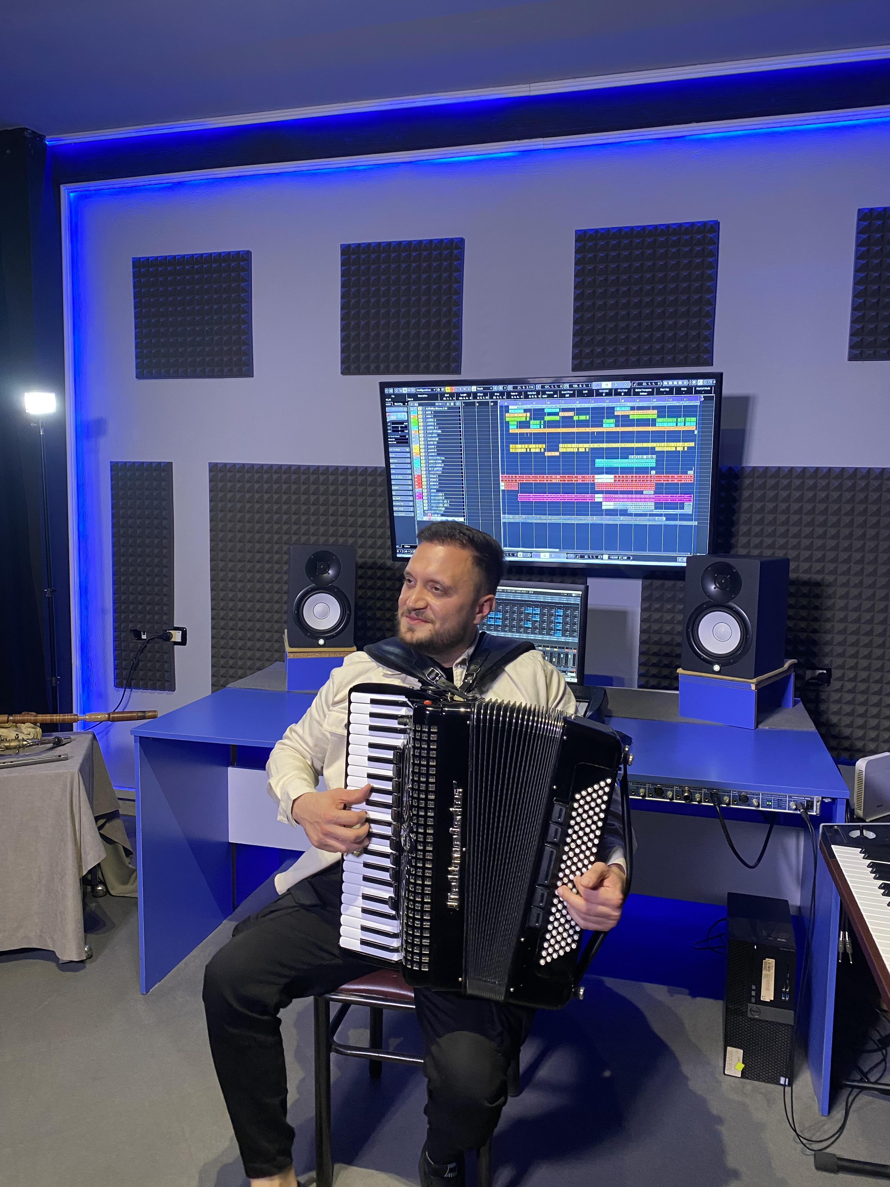 Indrit Cakaj ne studion e tij muzikore (Foto CMG)