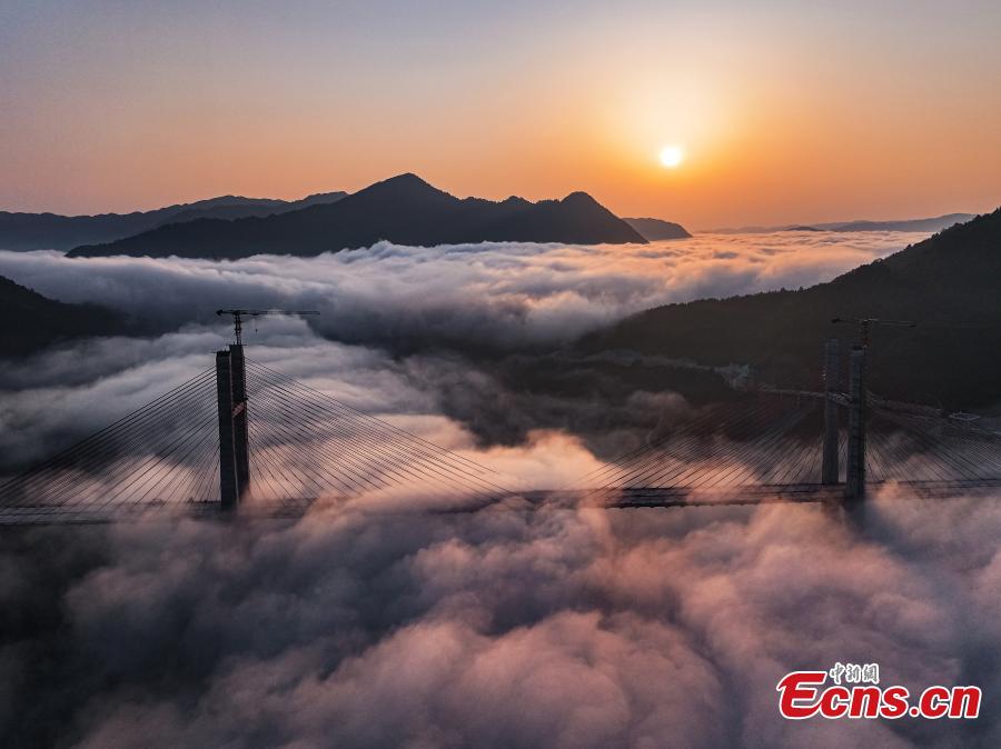 Μια θάλασσα από σύννεφα αιωρείται πάνω από τη γέφυρα Νανμενγκσιέ στον αυτοκινητόδρομο Τζιανχέ-Λιπίνγκ στην επαρχία Γκουιτζόου της νοτιοδυτικής Κίνας. (Φωτογραφία: China News Service/Yang Jiameng)