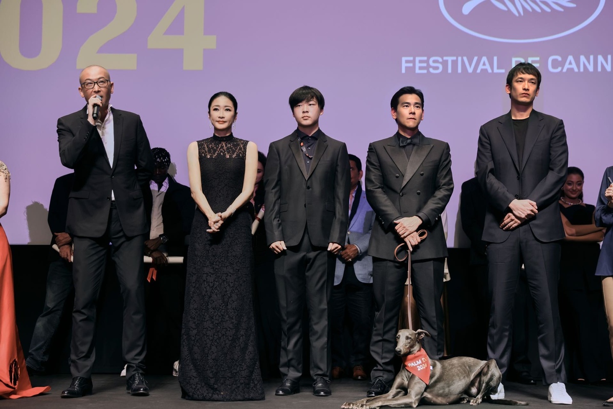 Ο σκηνοθέτης Γκουάν Χου (αριστερά) μαζί με τα μέλη του καστ και του συνεργείου, συμπεριλαμβανομένου του ηθοποιού Έντι Πενγκ (δεξιά, δεύτερος από τα αριστερά), και ο Σιαοσίν, ο σκύλος, παρακολούθησαν την τελετή απονομής βραβείων του Φεστιβάλ Κινηματογράφου των Καννών στις 25 Μαΐου. [1] Φωτογραφία από chinadaily.com.cn]