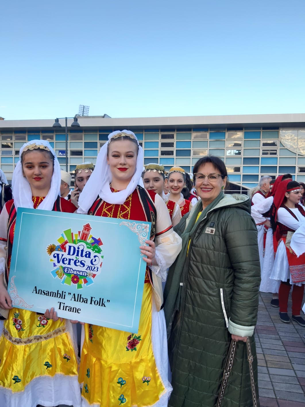 Lindita Kaimi dhe valltaret në festën e ditës së verës në Elbasan (Foto personale)